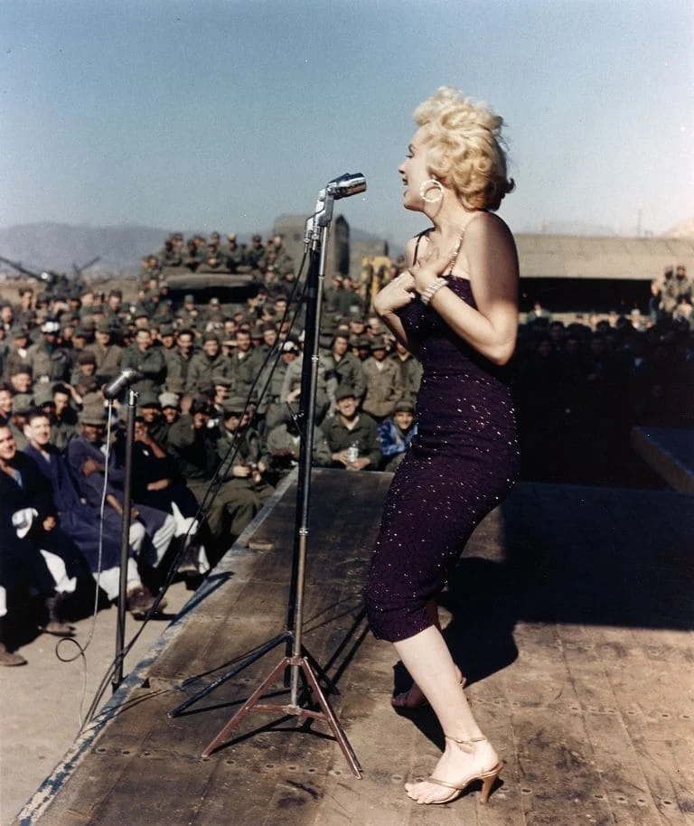 Мэрилин выступает перед американскими военнослужащими в Корее в феврале 1954 года